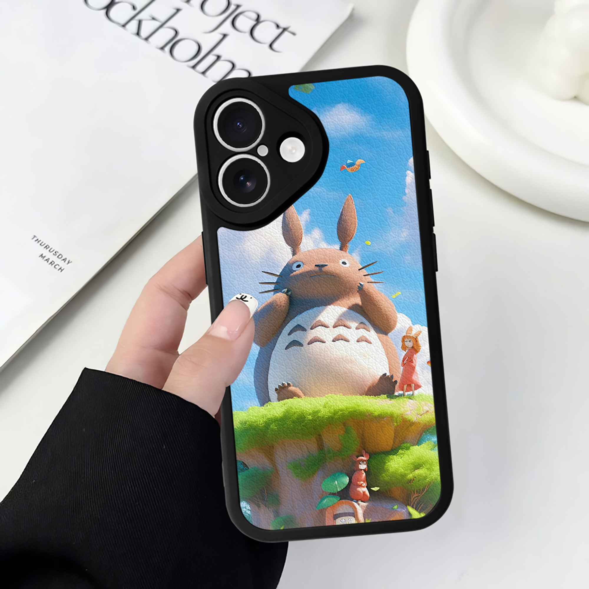 （画像用） となりのトトロ 草壁メイ 草壁サツキ My Neighbor Totoro Satsuki Kusakabe Mei Kusakabe 【iPhone 16シリーズ対応】シリコンスマホケース（レザー調） 材質：シリコン